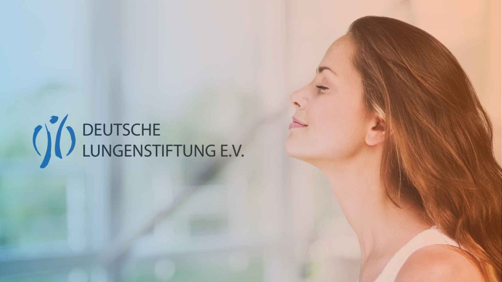 Junge Frau mit geschlossenen Augen, die tief einatmet