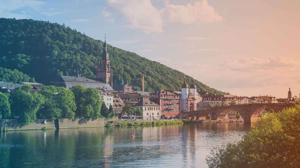 Panorama von Heidelberg mit der Alten Brücke, der Heiliggeistkirche und dem Neckar