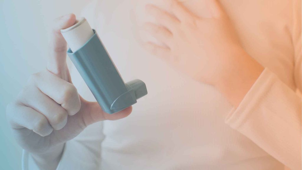 Alpha-1-Patient inhaliert an einem Asthma-Gerät