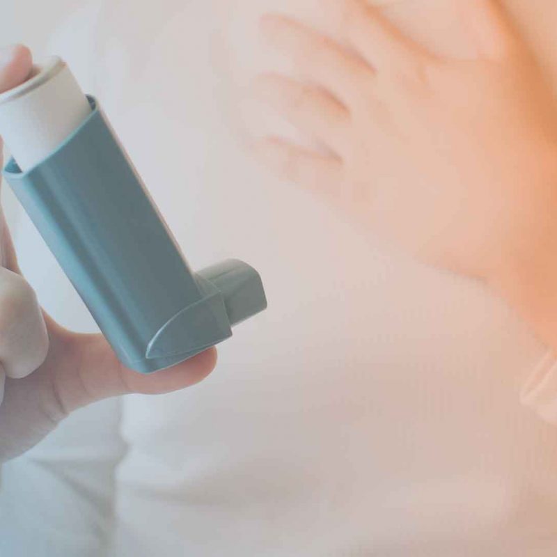Alpha-1-Patient inhaliert an einem Asthma-Gerät