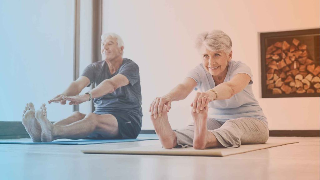 Zwei Senioren beim Sport zu Hause