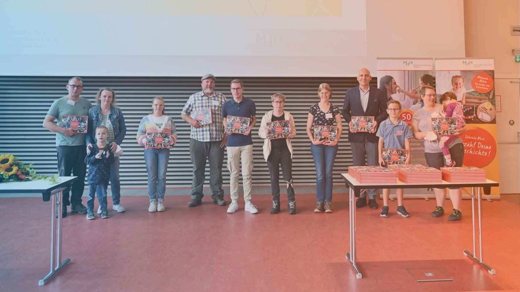 Gruppe an Menschen stellen ihre „Mutmachgeschichten von Transplantierten“ vor