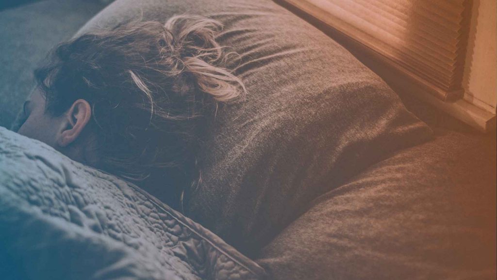 Frau schläft im Bett