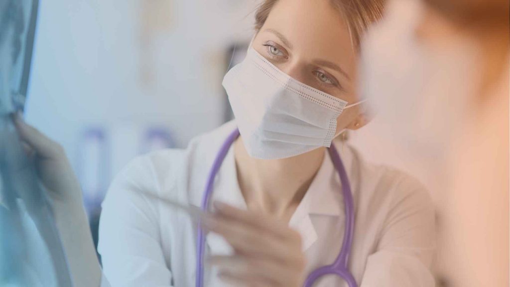 Ärztin erklärt den Unterschied zwischen COPD und Alpha1