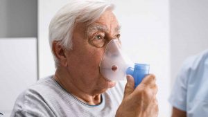 Älterer Mann beim Inhalieren.