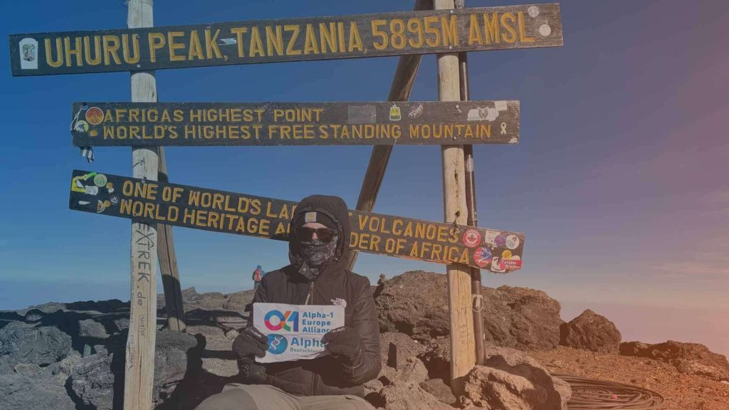 Bild von Annkatrin Siegl auf dem Gipfel des Kilimandscharo
