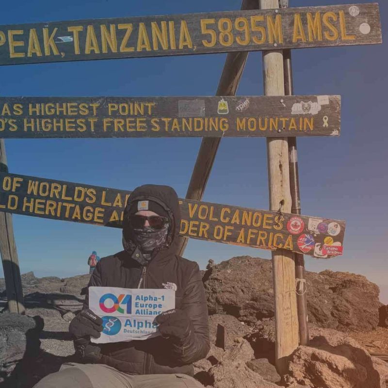 Bild von Annkatrin Siegl auf dem Gipfel des Kilimandscharo