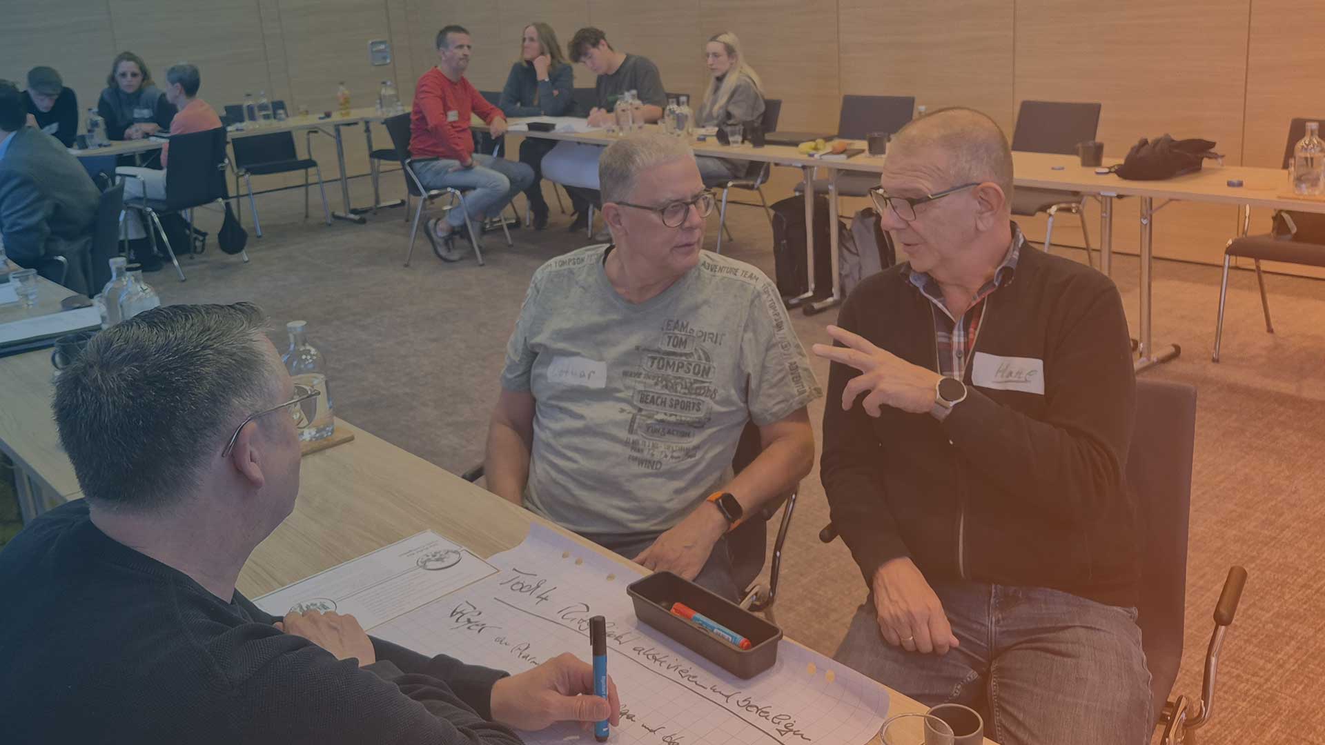 Lothar Renken-Nickel und Hans Frankl besprechen die Ergebnisse des Treffens.