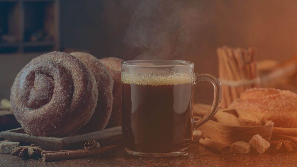 Tisch mit Gebaeck und Kaffee