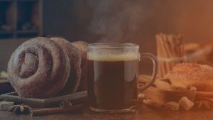 Tisch mit Gebaeck und Kaffee