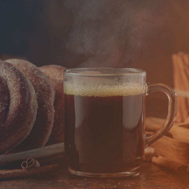 Tisch mit Gebaeck und Kaffee