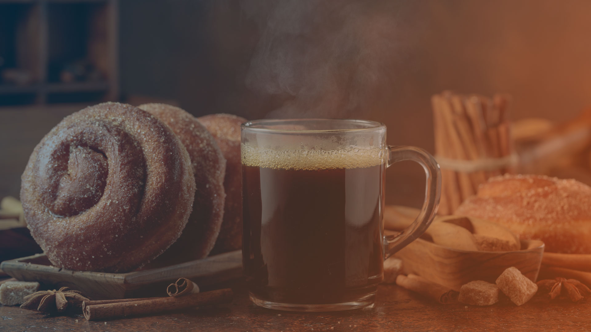 Tisch mit Gebaeck und Kaffee