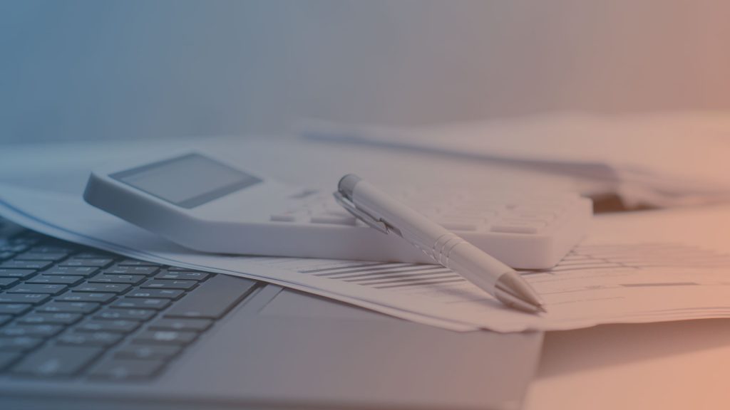 Computer, Taschenrechner, Papier und Stift