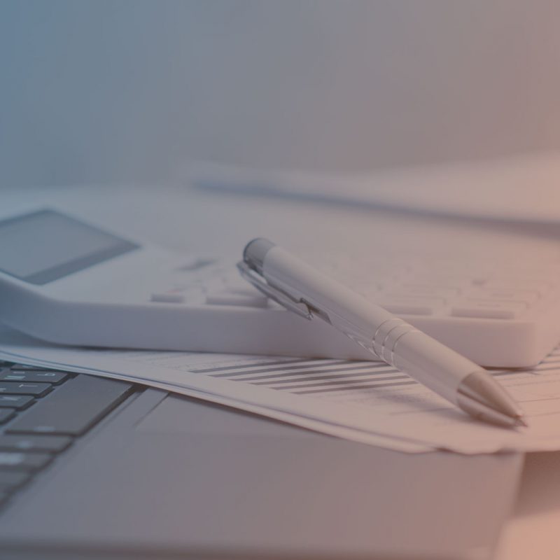 Computer, Taschenrechner, Papier und Stift