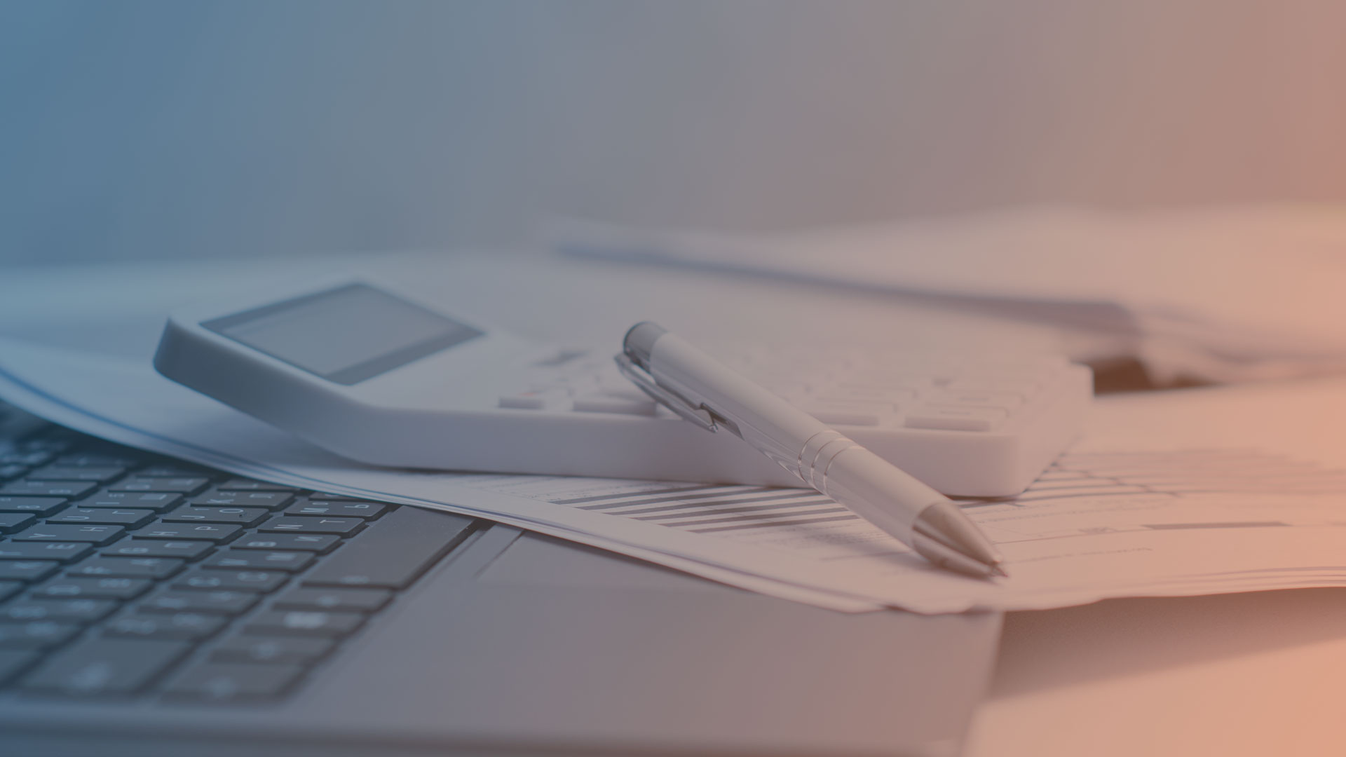 Computer, Taschenrechner, Papier und Stift