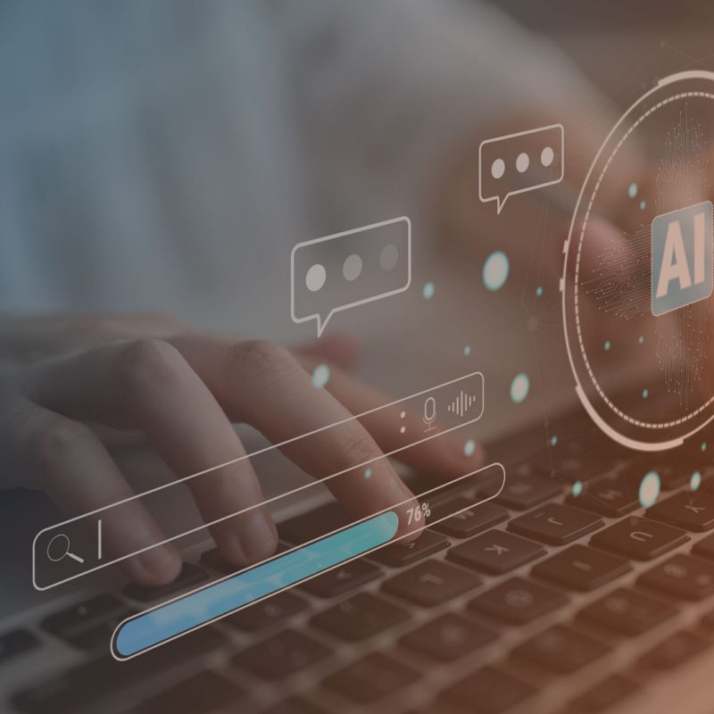 Hände auf einer Computertastatur