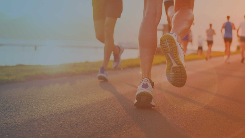 Joggende Menschen am Fluss: Symbolbild Rare Disease Run 2026