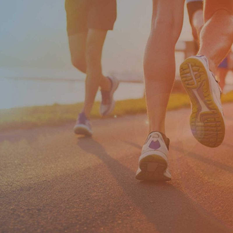 Joggende Menschen am Fluss: Symbolbild Rare Disease Run 2026