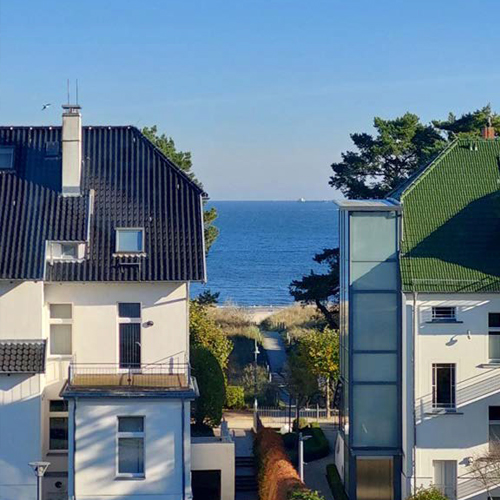 Blick aufs Meer zwischen zwei Gebäude hindurch