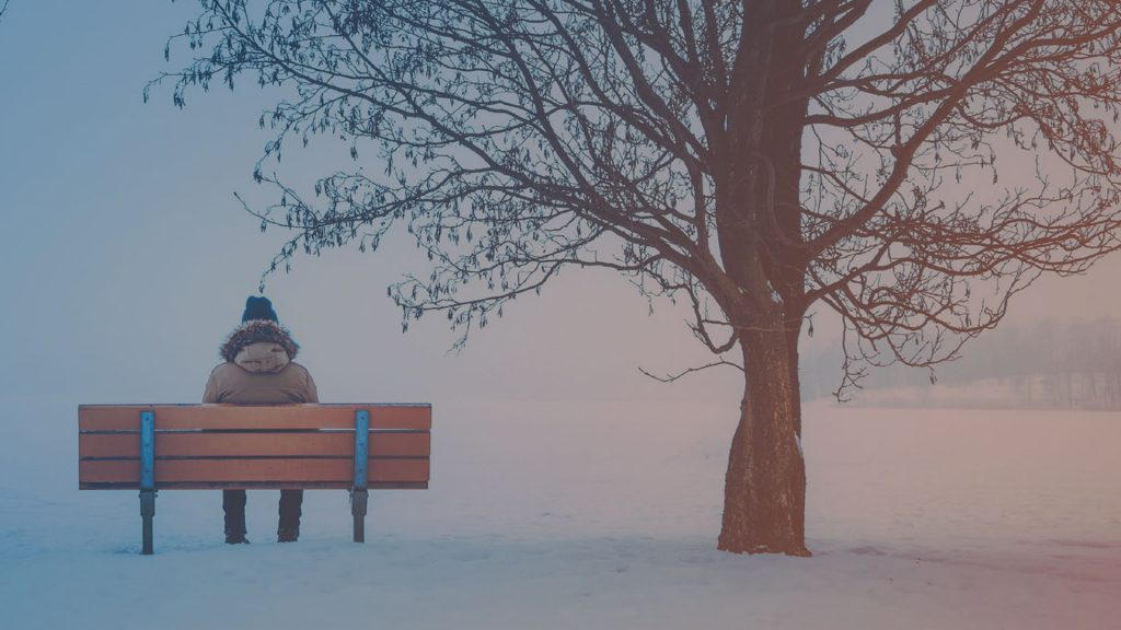 Person auf einer Bank im Winter