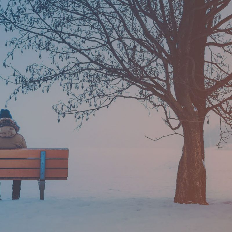 Person auf einer Bank im Winter