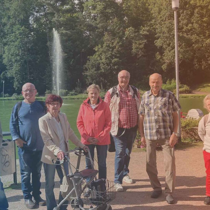 Ein Gruppenfoto von Alpha1 Mitgliedern beim SHG-Treffen in Sachsen und Sachsen Anhalt.