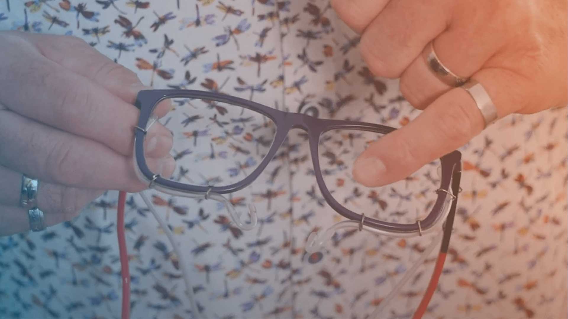 Geniale Lösung für Brillenträger: Sauerstoffschlauch unauffällig integriert!