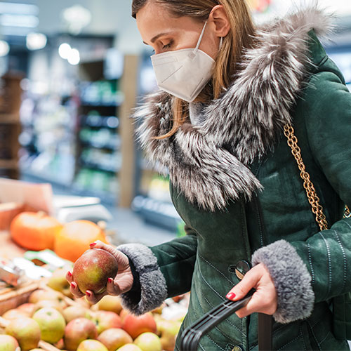 Frau mit FFP2-Maske im Supermarkt