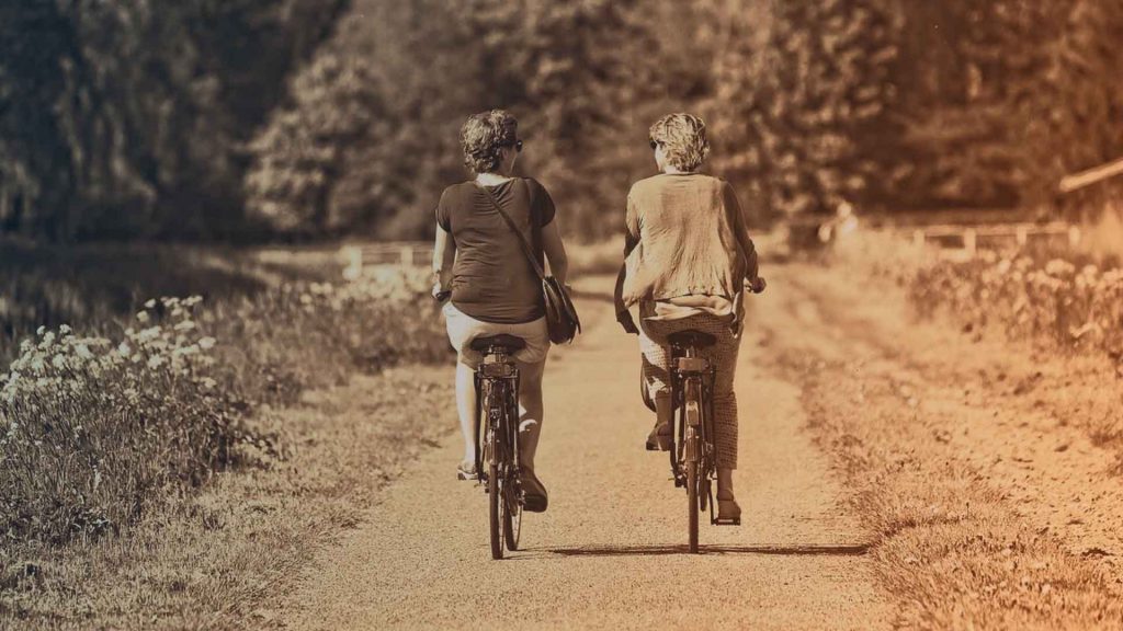 Zwei Frauen fahren Fahrrad