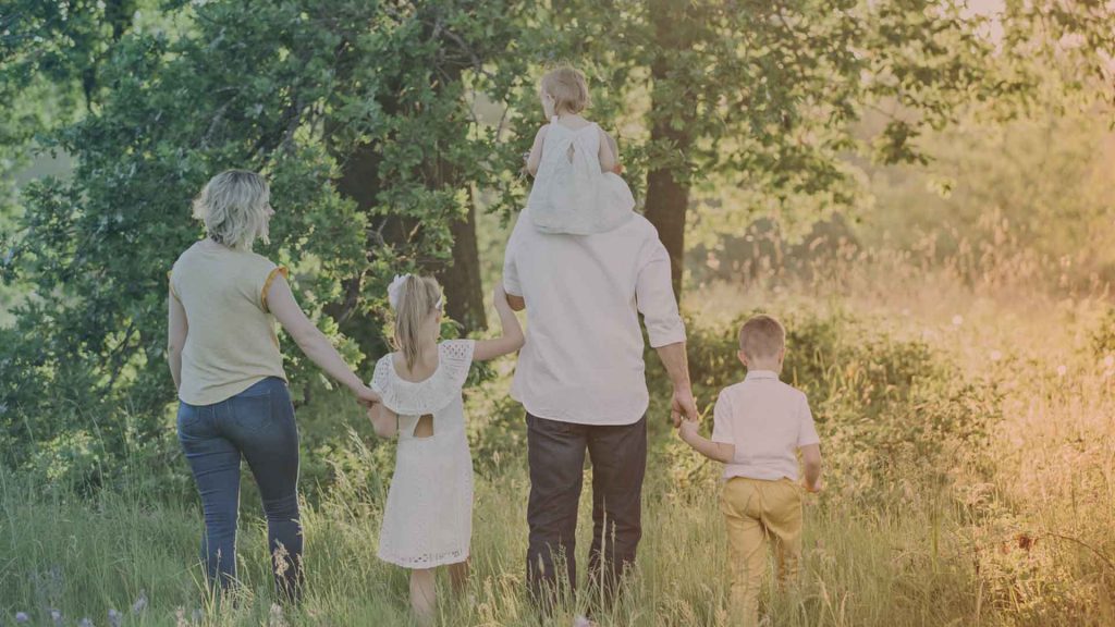 Familie beim Waldspaziergang