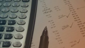 Taschenrechner und Rechnung für Finanzüberblick