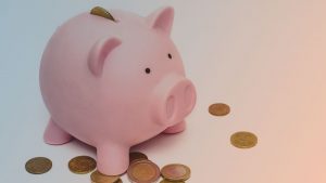 Sparschwein mit Euro-Münzen zeigt Sparsamkeit beim Umgang mit Finanzen