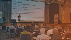 Markus Baltensperger führt mit seiner Gitarre eine Gesangsübung an