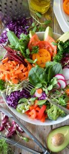 Gesunder Salat mit viel Gemüse