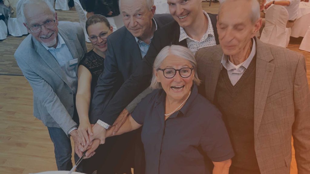 Kuchenanschnitt bei der Jubiläumsfeier von Alpha1 Österreich.