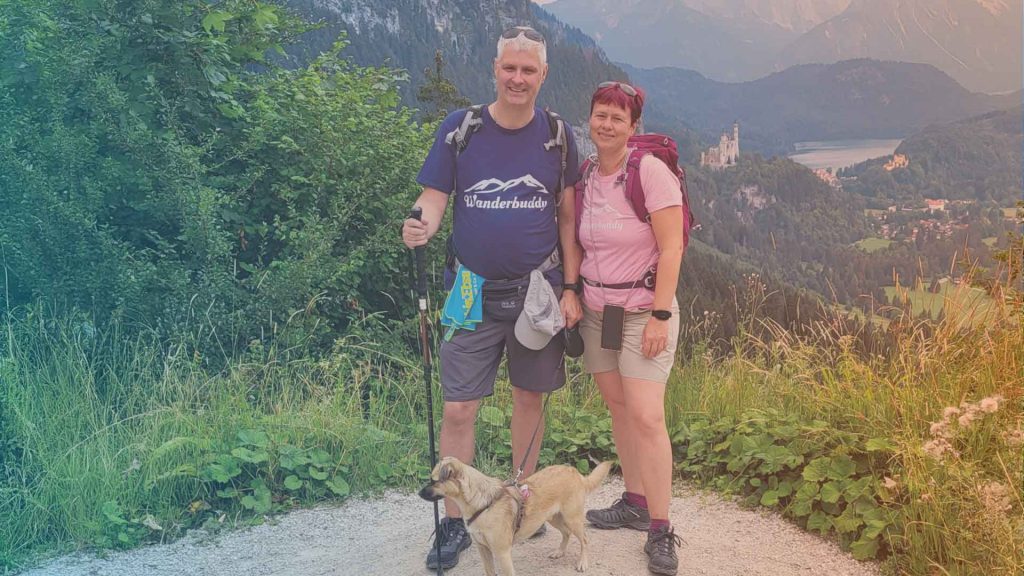 Katrin mit Ehemann Pascal und Hund Chico bei eine ihrer liebsten Freizeitaktivitäten: Wandern