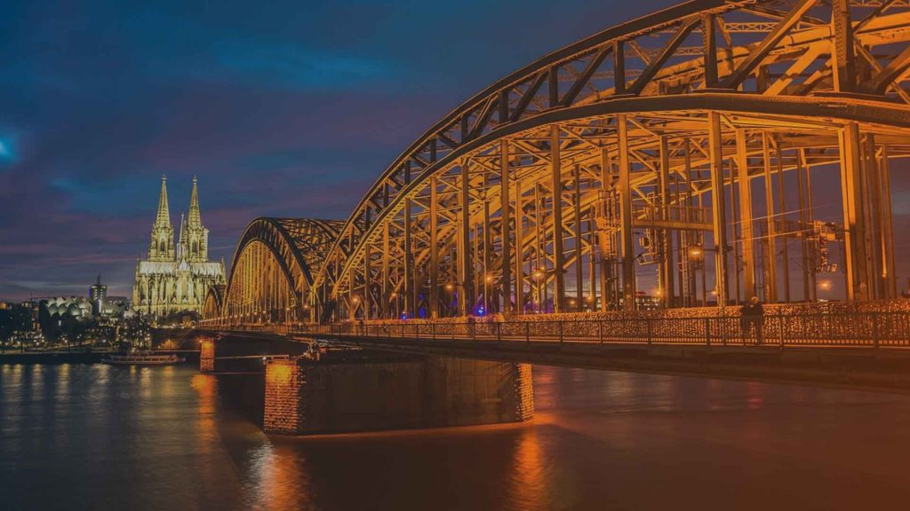 Die Hohenzollernbrücke in Köln während des Mitgliedertreffens der Alpha1
