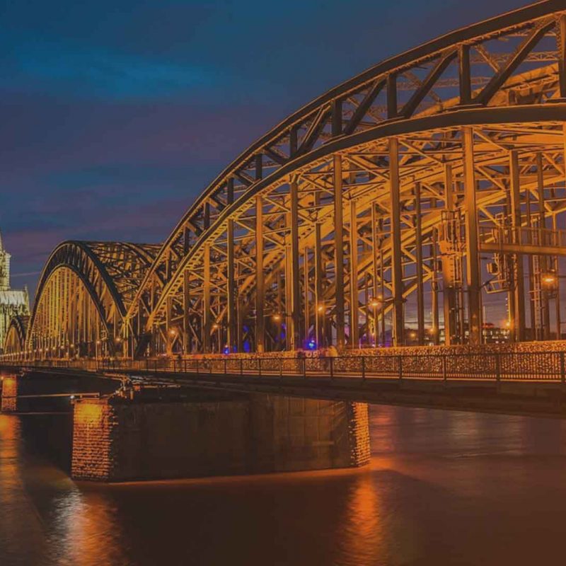 Die Hohenzollernbrücke in Köln während des Mitgliedertreffens der Alpha1