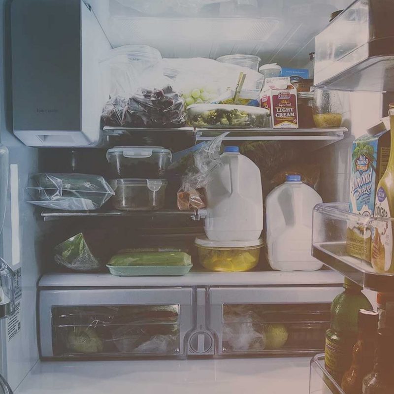 Geöffneter Kühlschrank mit Lebensmitteln