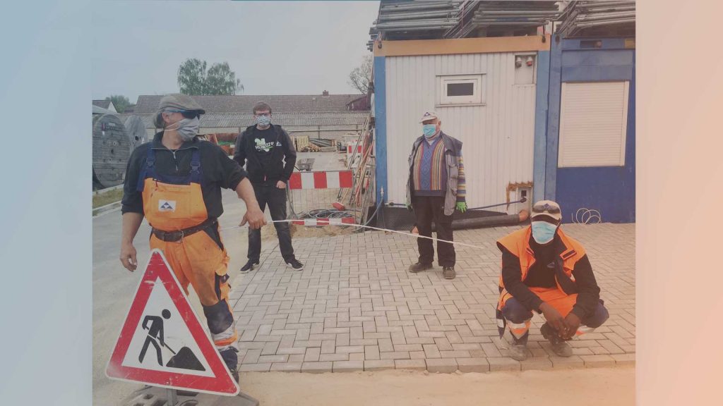 Bauarbeiter mit selbstgenähten Mund-Nase-Masken gegen Corona