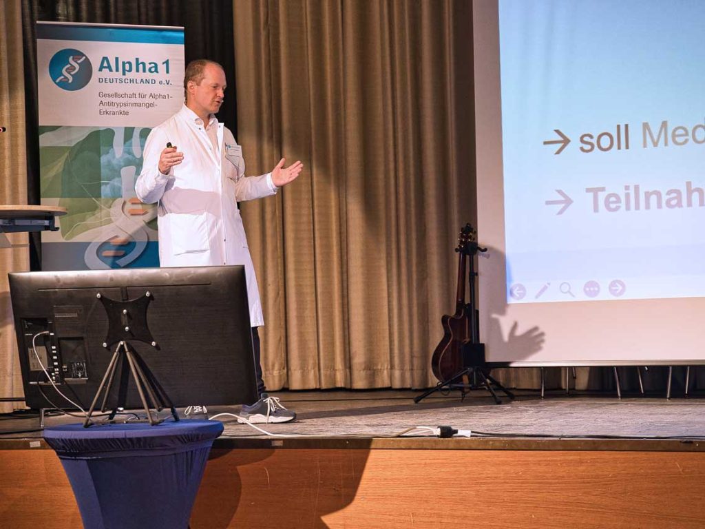 Prof. Dr. Pavel Strnad bei seinem Vortrag am Alpha1-Infotag