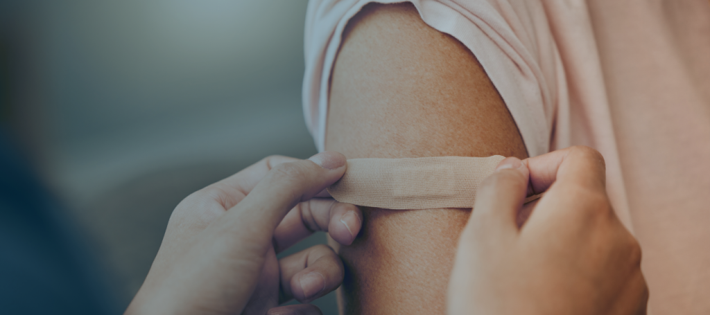 Frau nach Impfung mit Pflaster
