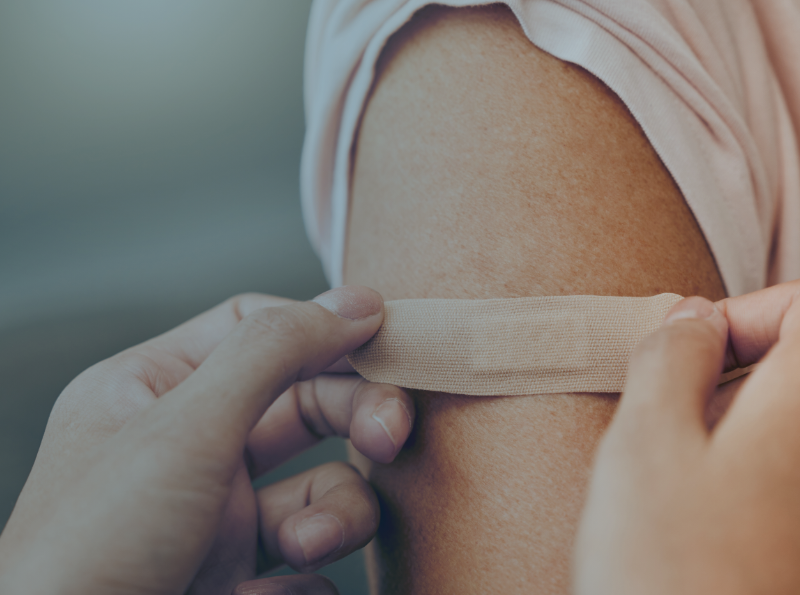 Frau nach Impfung mit Pflaster