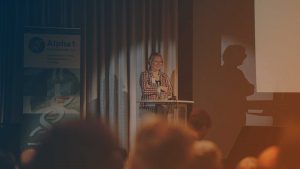 Referentin PD Dr. Urte Sommerwerck beim Vortrag über Bronchiektasen.