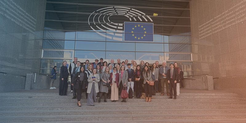 Die Teilnehmer am Treffen mit MEP Olivier Chastel vor dem Europa-Parlament