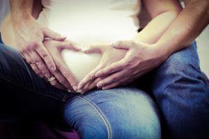 Schwangerschaft und Alpha-1-Antitrypsin-Mangel. Symbolbild: Schwangere Frau mit Mann