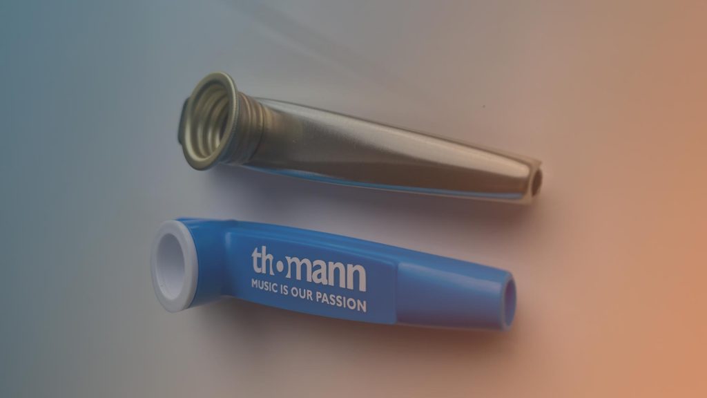 Fotografie von zwei musikinstrumenten-kazoos