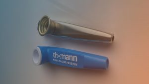 Fotografie von zwei musikinstrumenten-kazoos