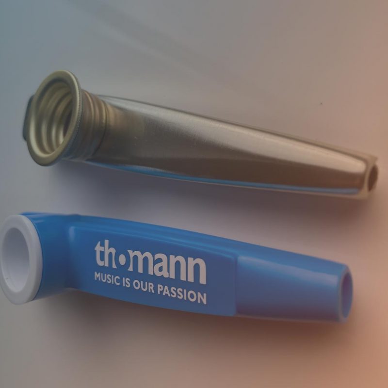 Fotografie von zwei musikinstrumenten-kazoos