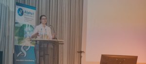 Dr. Tessa Schneeberger bei ihrem Vortrag auf dem Alpha1-Infotag zum Thema Alpha-1-Antitrypsin-Mangel.